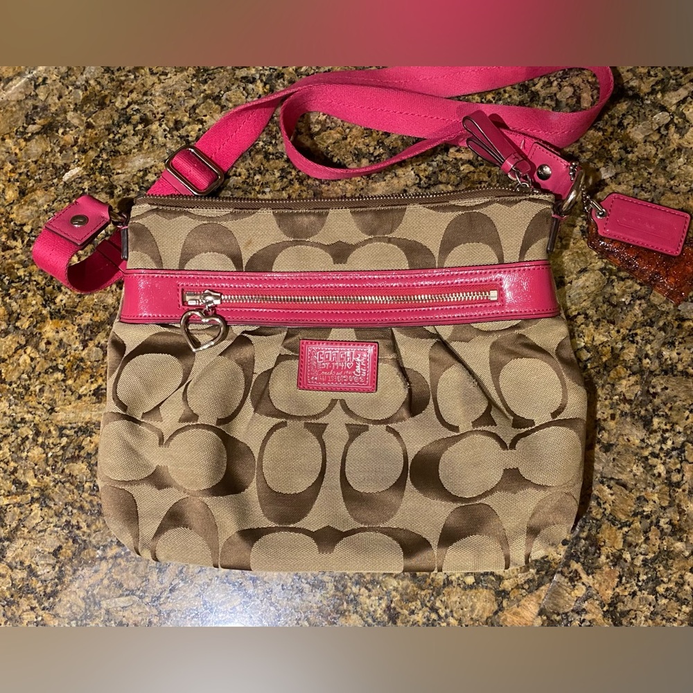 Coach Poppy Signature Canvas Strap Heart Zipper Beige/Pink CrossBody Bag